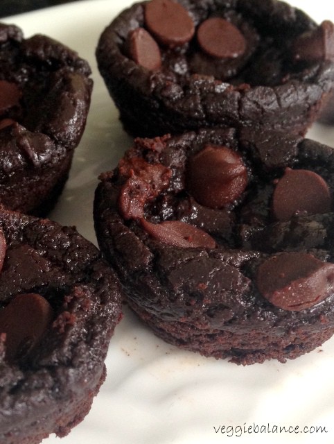 Vegan & Grain-Free Black Bean Brownies - Only 57 calories! - Veggiebalance.com