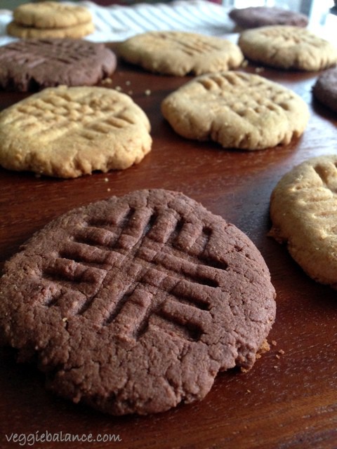 Skinny Peanut Butter Cookies - No oil, butter and low sugar, with just 65 calories a cookie! -Veggiebalance.com