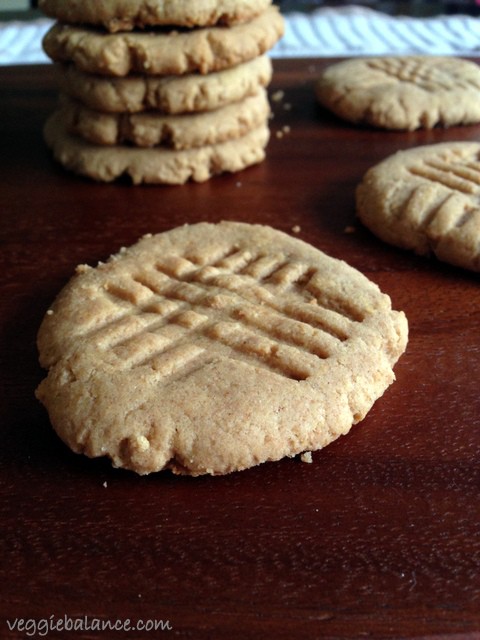 Skinny Peanut Butter Cookies - No oil, butter and low sugar, with just 65 calories a cookie! -Veggiebalance.com