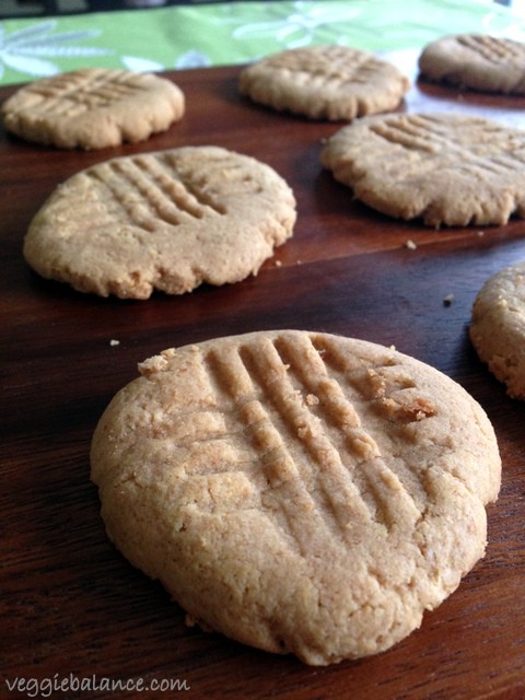 Skinny Peanut Butter Cookies - No oil, butter and low sugar, with just 65 calories a cookie! -Veggiebalance.com