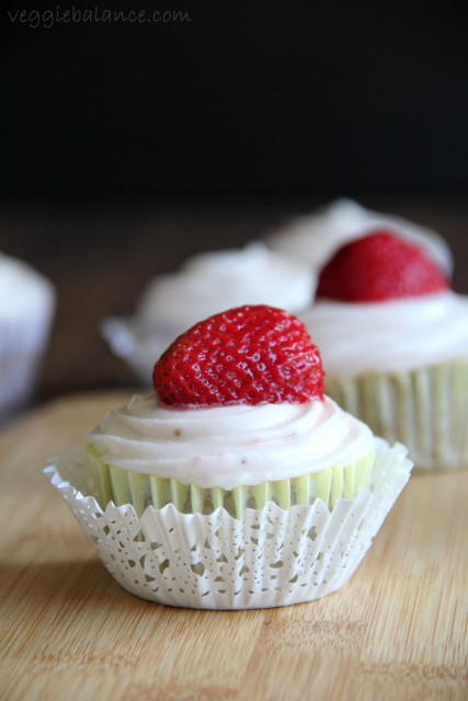 Fresh Strawberry Cupcakes - Veggiebalance.com