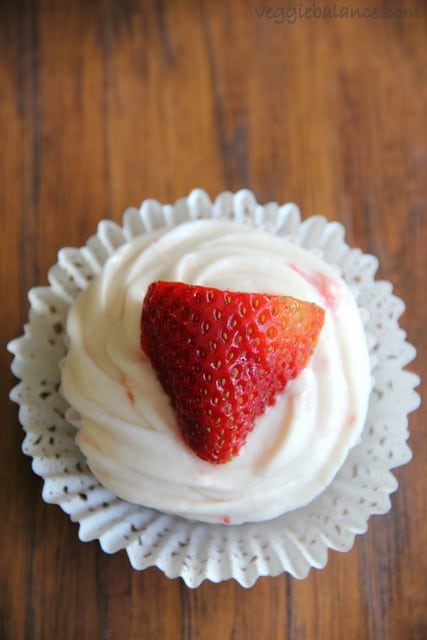 Fresh Strawberry Cupcakes - Veggiebalance.com