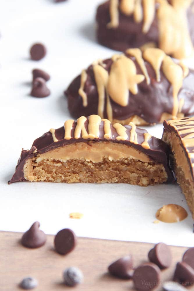 Tagalongs Girl Scout Cookies with peanut butter drizzle sliced in half showing peanut butter chocolate layers