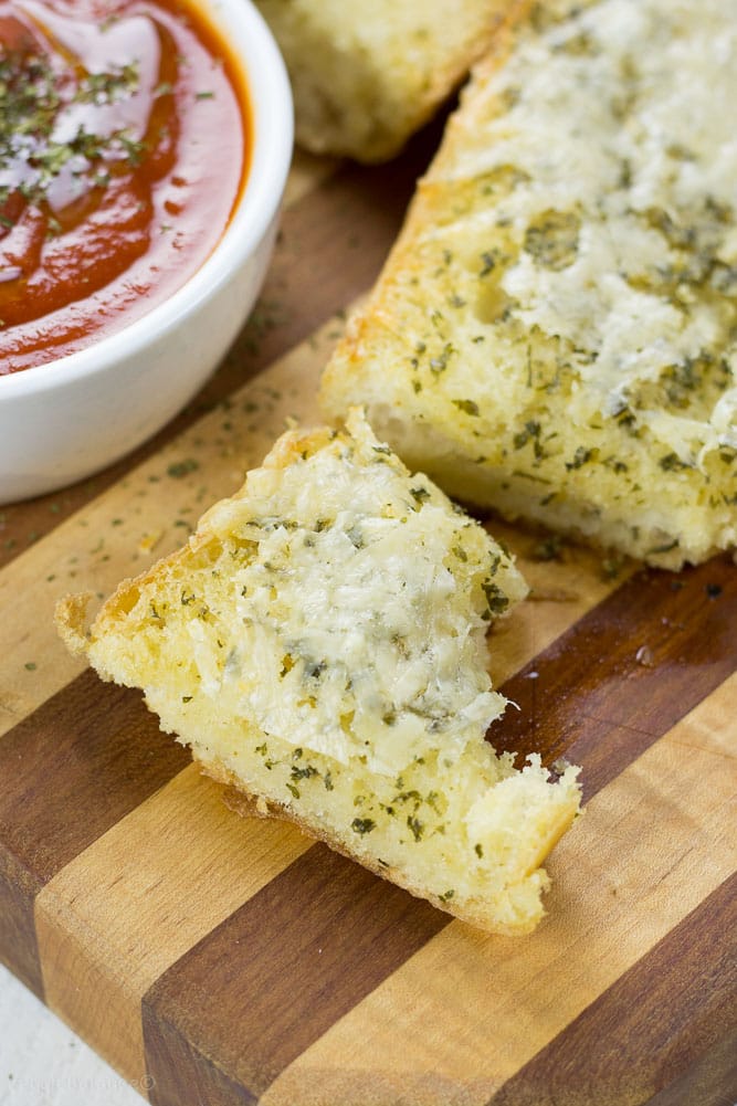 Homemade Garlic Bread with a gluten-free twist - Veggiebalance.com