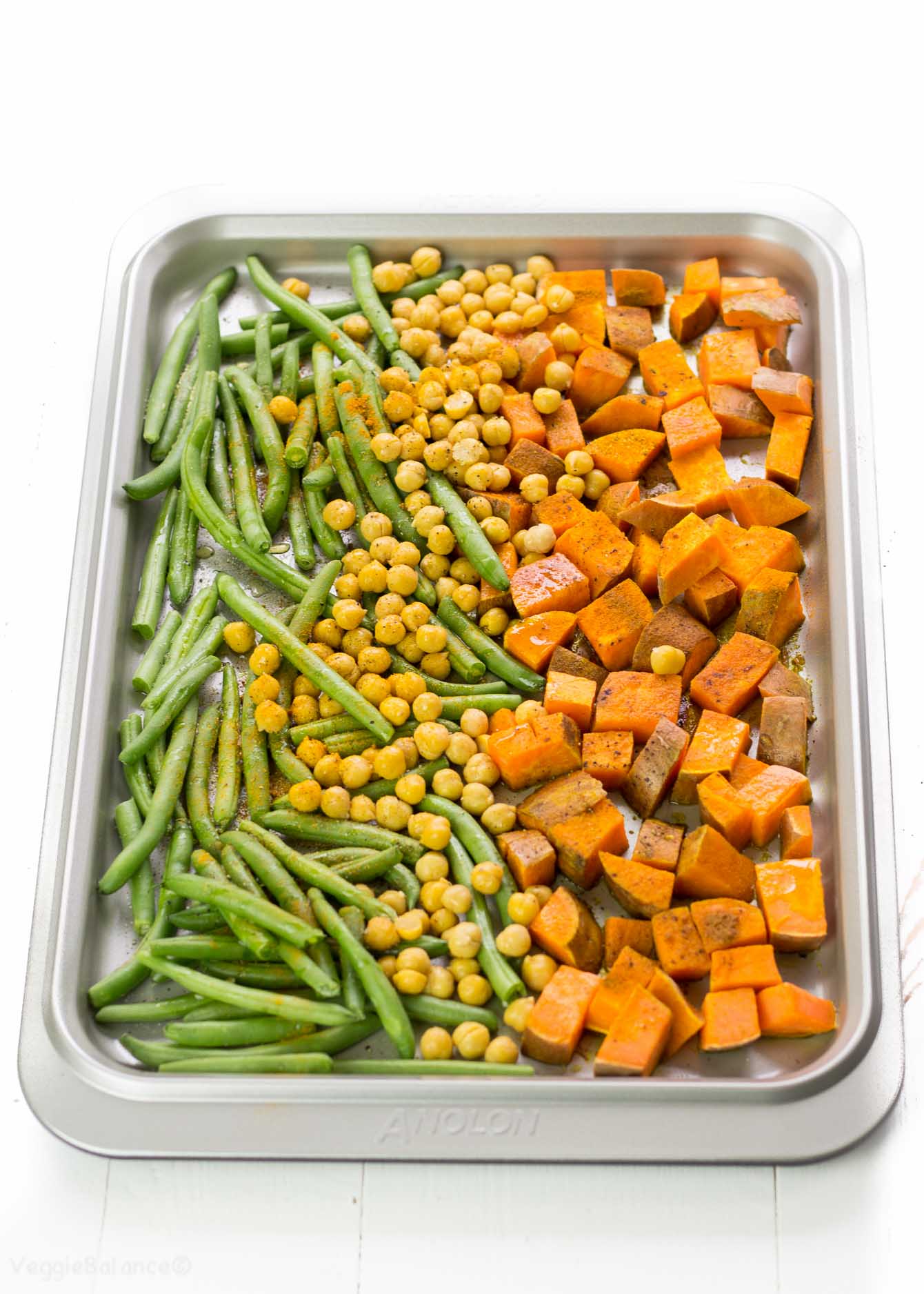 Turmeric Roasted Sweet Potato, Green Beans and Crunchy Chickpeas - Veggiebalance.com