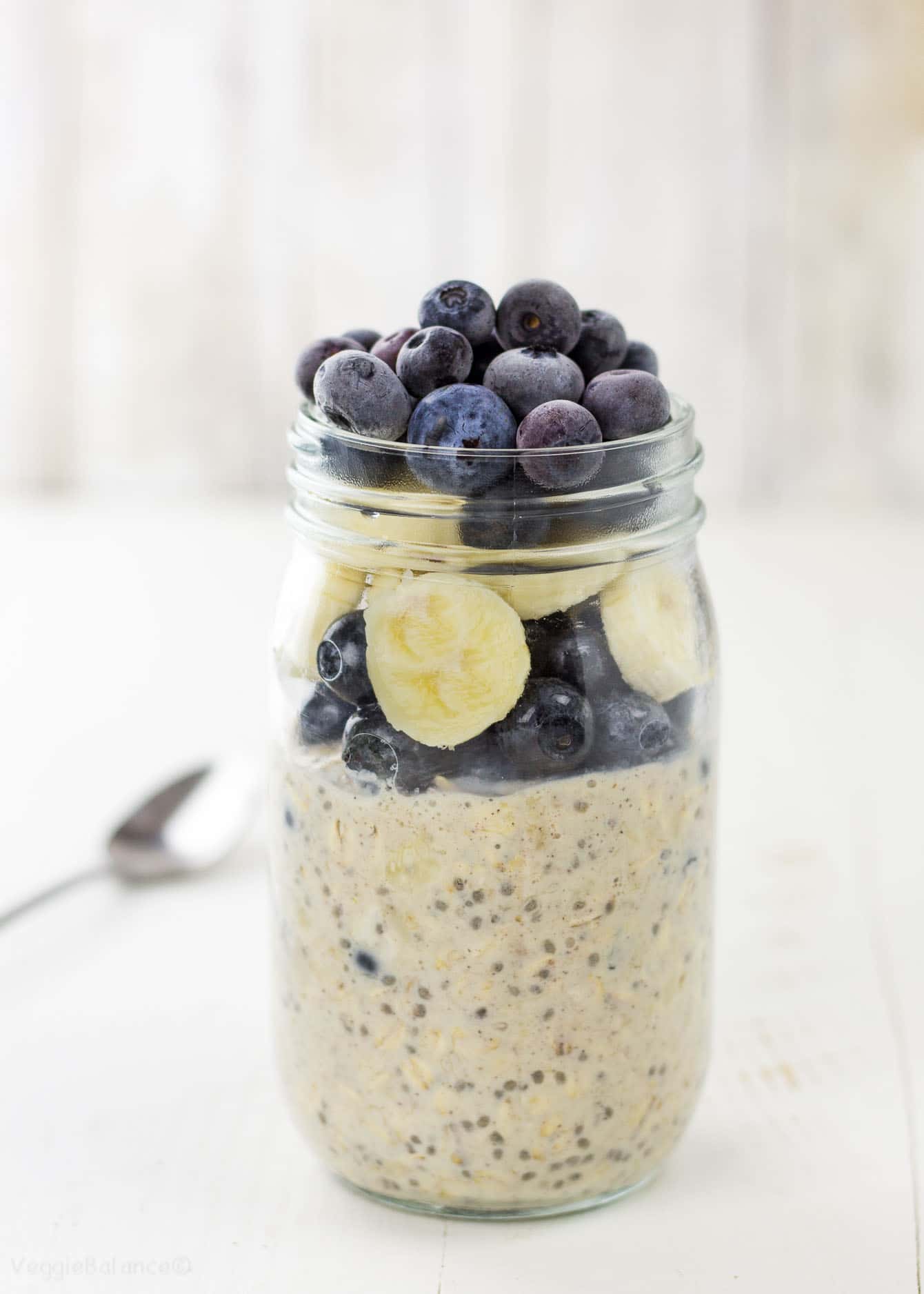 Overnight Oats in a mason jar - Veggiebalance.com