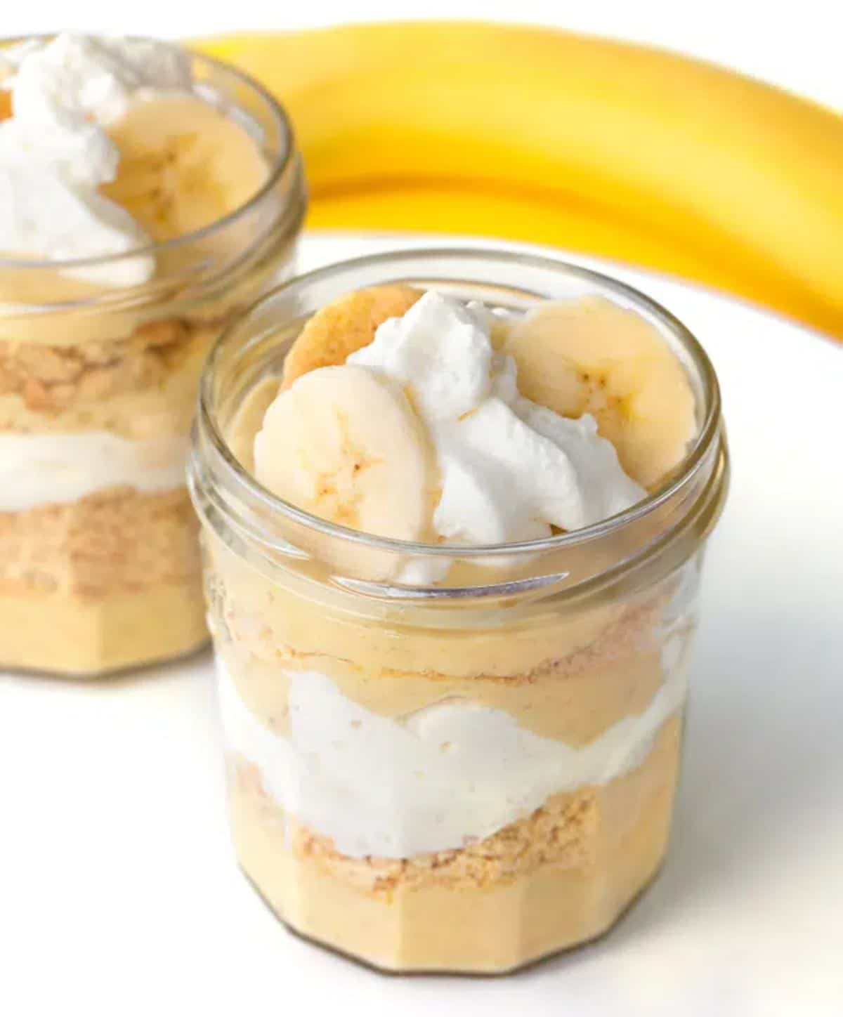 2 glass jars filled with vegan banana pudding